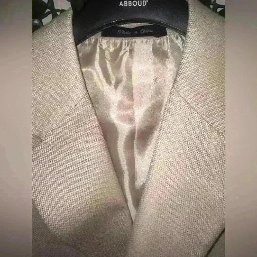 Gently used men’s suit m/l measurements on picture